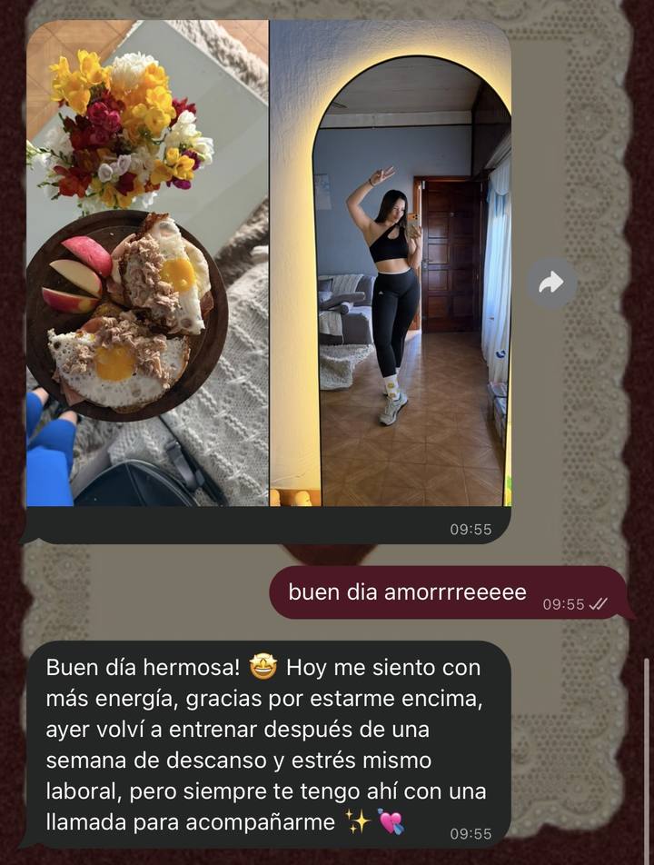Mensaje de una alumna contando que se siente con más energía, con foto de su desayuno y de su progreso
